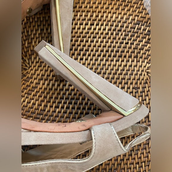 Diane Von Furstenberg gold & suede slingback heel size 10 - Picture 8 of 9